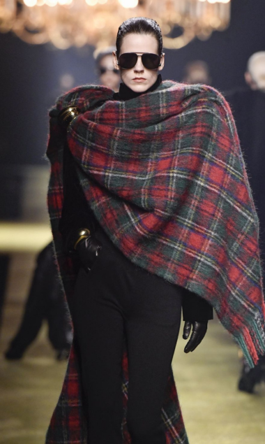 photo fashion show cape foulard à tartan